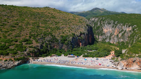 Luftdrohne-Kippt-Aufnahme-Des-Türkisfarbenen-Wassers-Des-Ionischen-Meeres-Am-Abgelegenen-Strand-Von-Gjipe,-Albanien,-An-Einem-Sonnigen-Tag