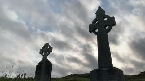 Lapso-De-Tiempo-De-Piedra-Grave-Cruza-Un-Cementerio-Cristiano