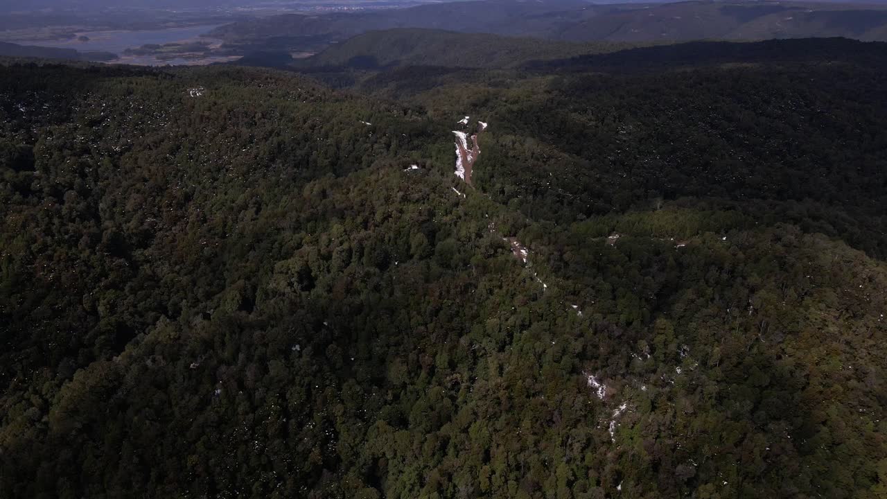 뒤쪽에 해안이 있는 산중간 도로의 공중 팬 아웃 비디오, 칠레 온콜 공원의 풍경