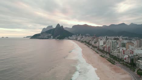 órbita-Aérea-De-Una-Puesta-De-Sol-épica-En-La-Playa-De-Leblon,-La-Zona-Más-Rica-De-Río-De-Janeiro,-Brasil