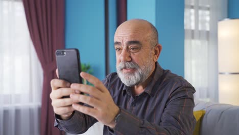 Viejo-Feliz-Hablando-Por-Teléfono.