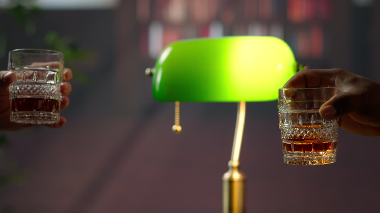 사업가들이 스코치 컵을 고 환호하고 있습니다.