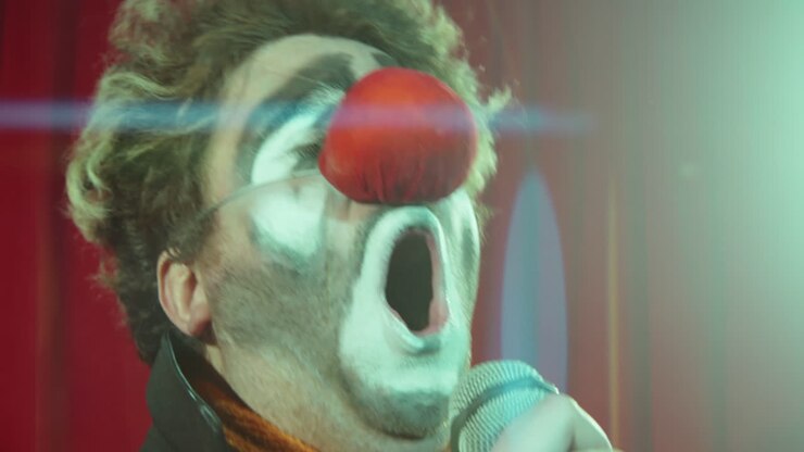 Clown che canta una canzone sul palco
