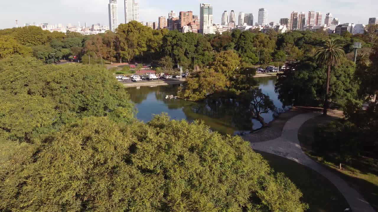 lagos de palermo en el parque tres de febrero con rascacielos en el fondo, ciudad de buenos aires