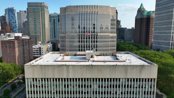 Bandiera americana che sventola su un edificio governativo degli Stati Uniti in una metropoli urbana