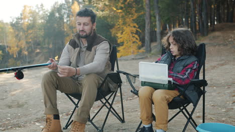 padre e hijo pescando