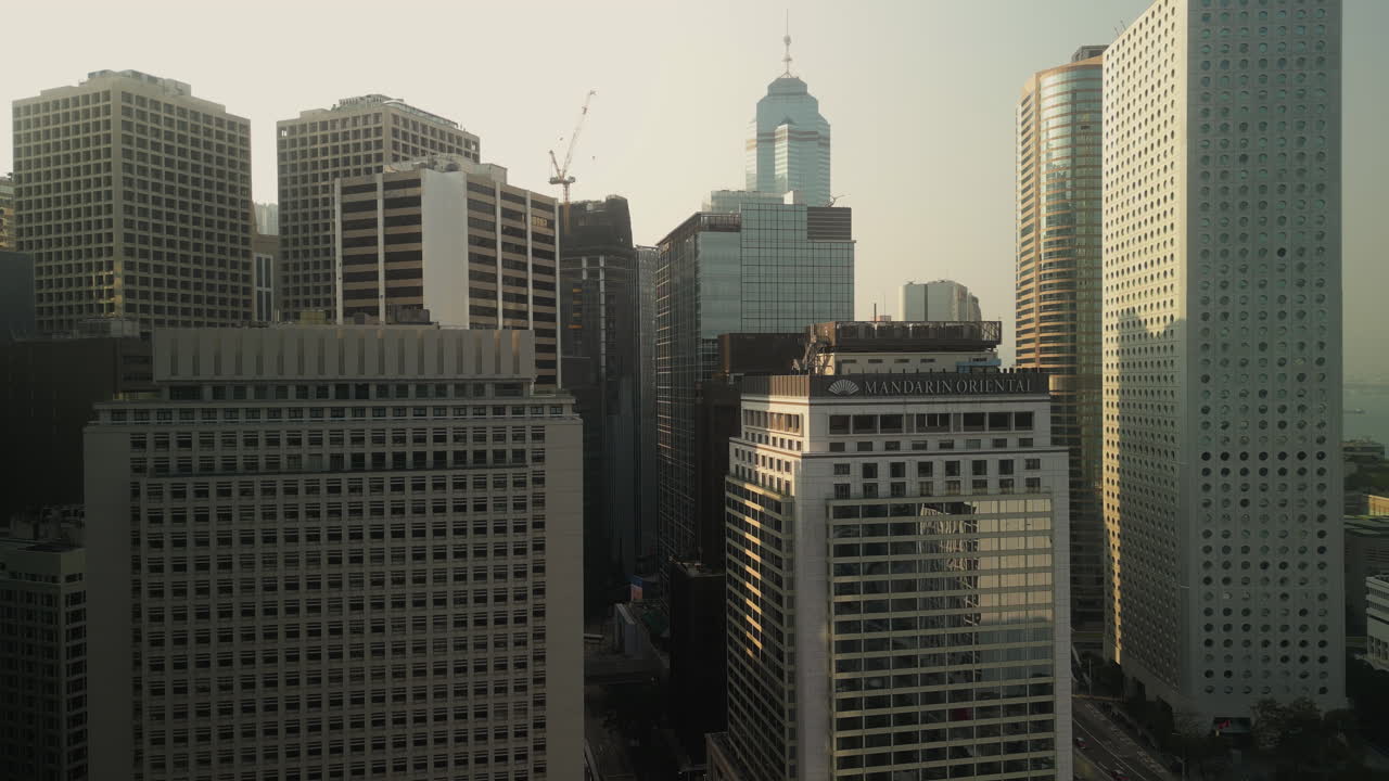 Vista aerea sfocata di Hong Kong e del Mandarin Oriental Hotel