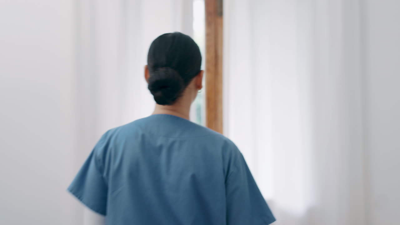 cortinas abiertas, casa y mañana con la enfermera