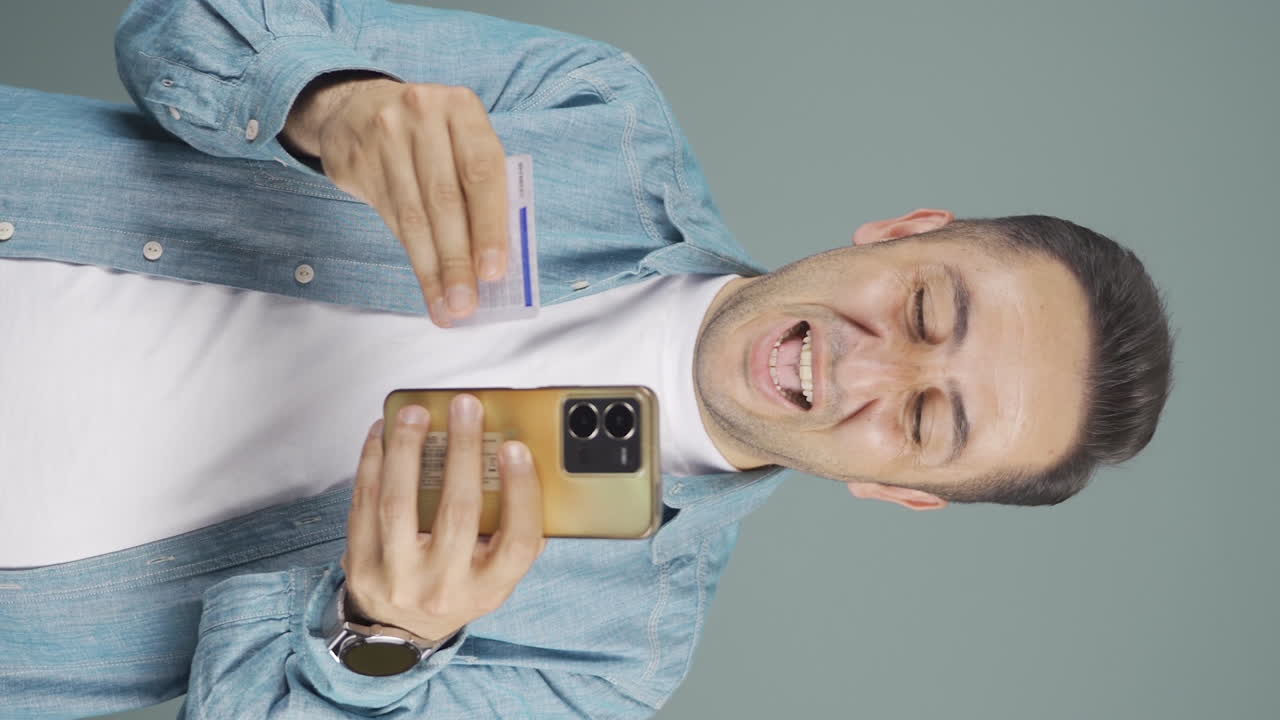 vídeo vertical de un hombre comprando por teléfono.