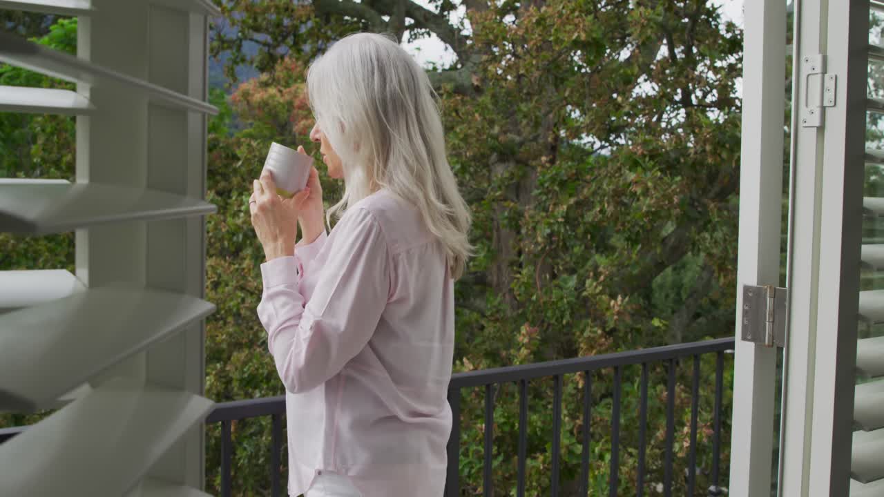 집 에 혼자 있는 노인 여자