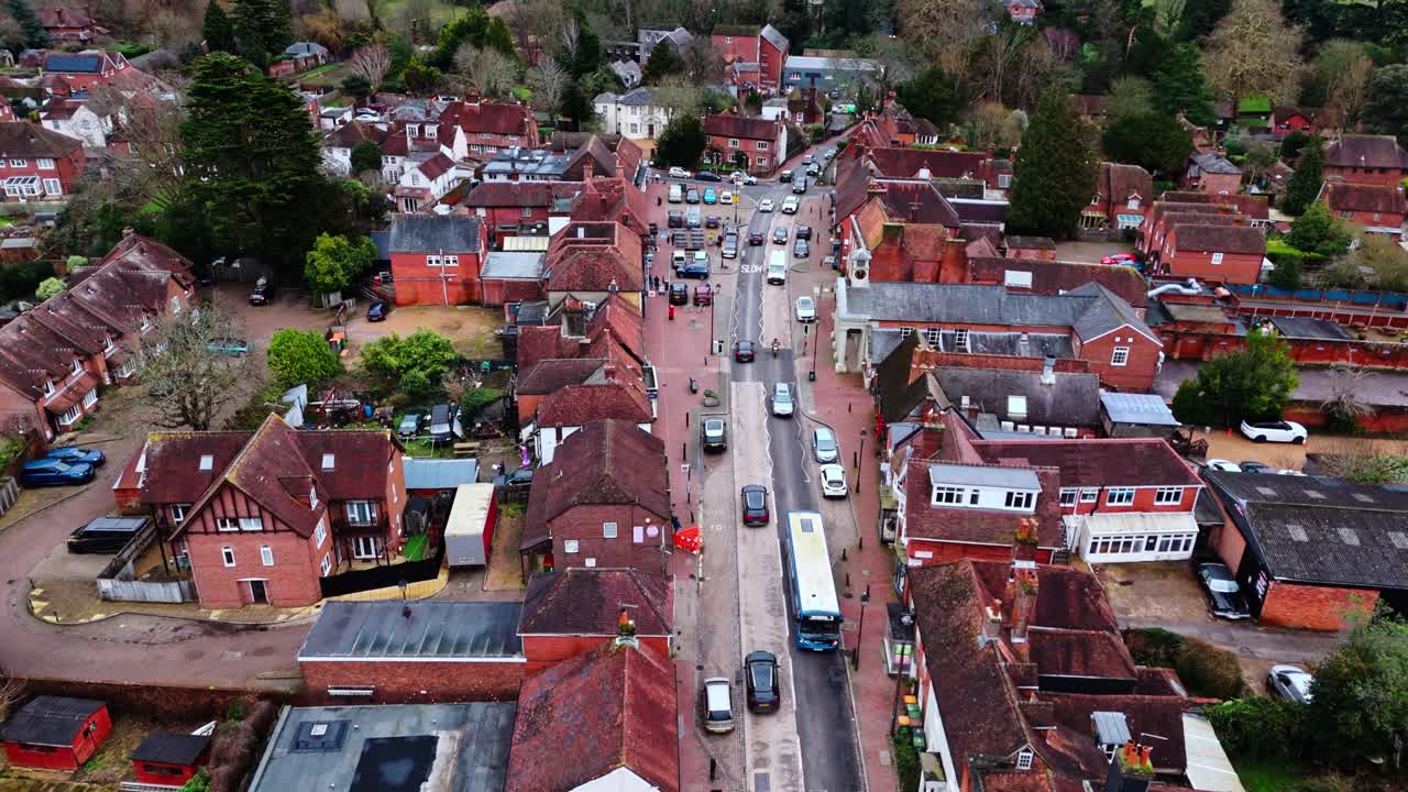 En panoramisk droneoptagelse fra luften over forstæderne til Southampton, med Botley landsbys boliger ved solnedgang på en overskyet vinterdag, med biler der passerer forbi på vejene nedenfor, forbi den lille bebyggelse i byen.