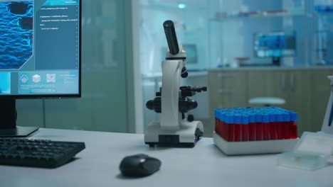 Oficina-Vacía-Del-Laboratorio-De-Investigación-Científica-Con-Microscopio-En-La-Mesa.