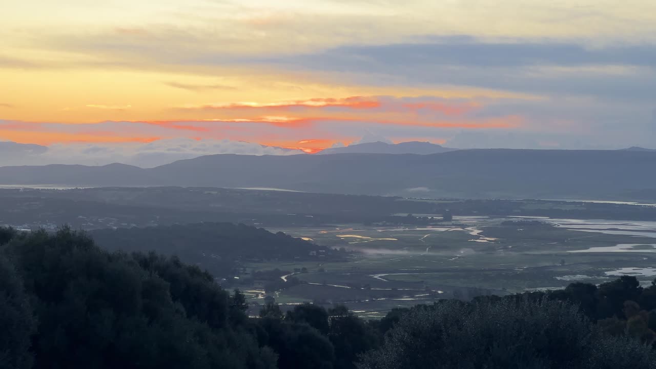 Záběr zachycující panorama města nebo městskou krajinu z dálky