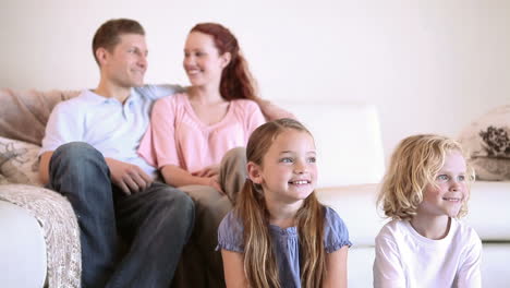 Familia-Pacífica-Viendo-La-Televisión