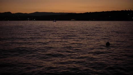 la luz del atardecer se refleja en la superficie del agua del lago marino