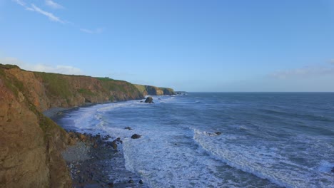 Nach-Dem-Sturm-Auf-Hoher-See-An-Der-Kupferküste-Von-Tankardstown,-Waterford,-Irland-Im-Winter