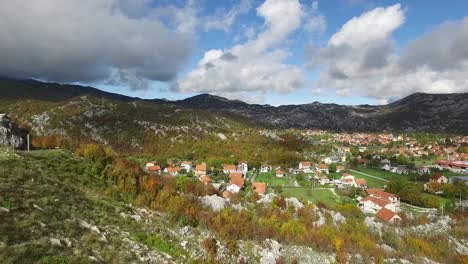 pueblo de otoño en las montañas
