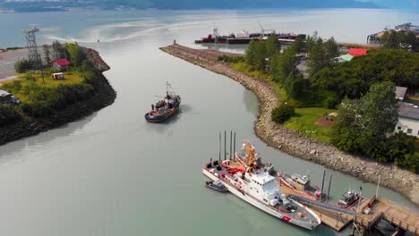 Video-De-Drones-De-4k-Del-Guardacostas-Estadounidense-En-El-Puerto-De-Botes-De-Valdez-En-Valdez,-Alaska-Durante-El-Día-Soleado-De-Verano