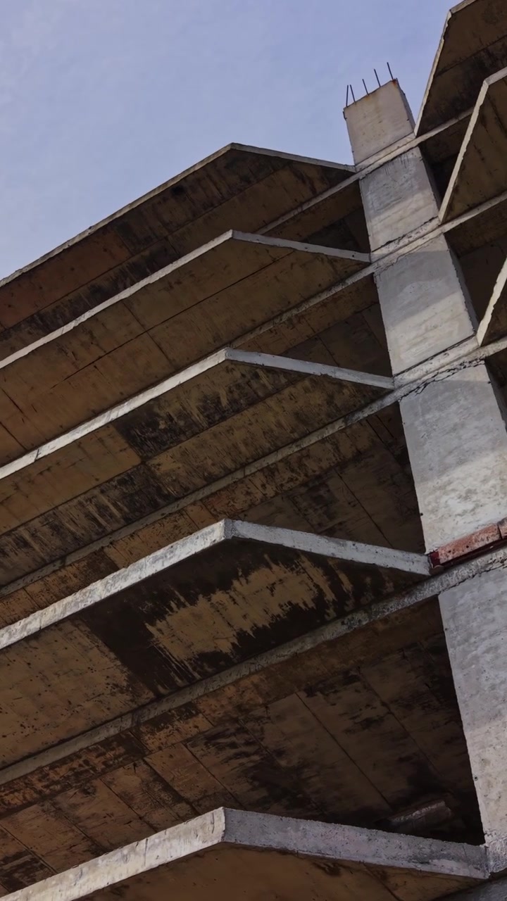 Vista superior de un edificio abandonado que muestra detalles de la estructura de hormigón