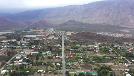 Reiche-Stadt-In-Südafrika,-Weinberge,-Weinproduktion,-Luftaufnahme,-Bewölkt-Da