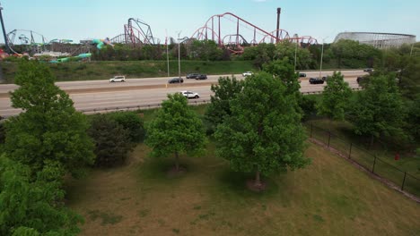 Toma-Tipo-Grúa-De-Un-Parque-De-Diversiones,-Donde-Le-Esperan-Atracciones-Emocionantes,-Atracciones-Cautivadoras-Y-Entretenimiento-Para-Toda-La-Familia