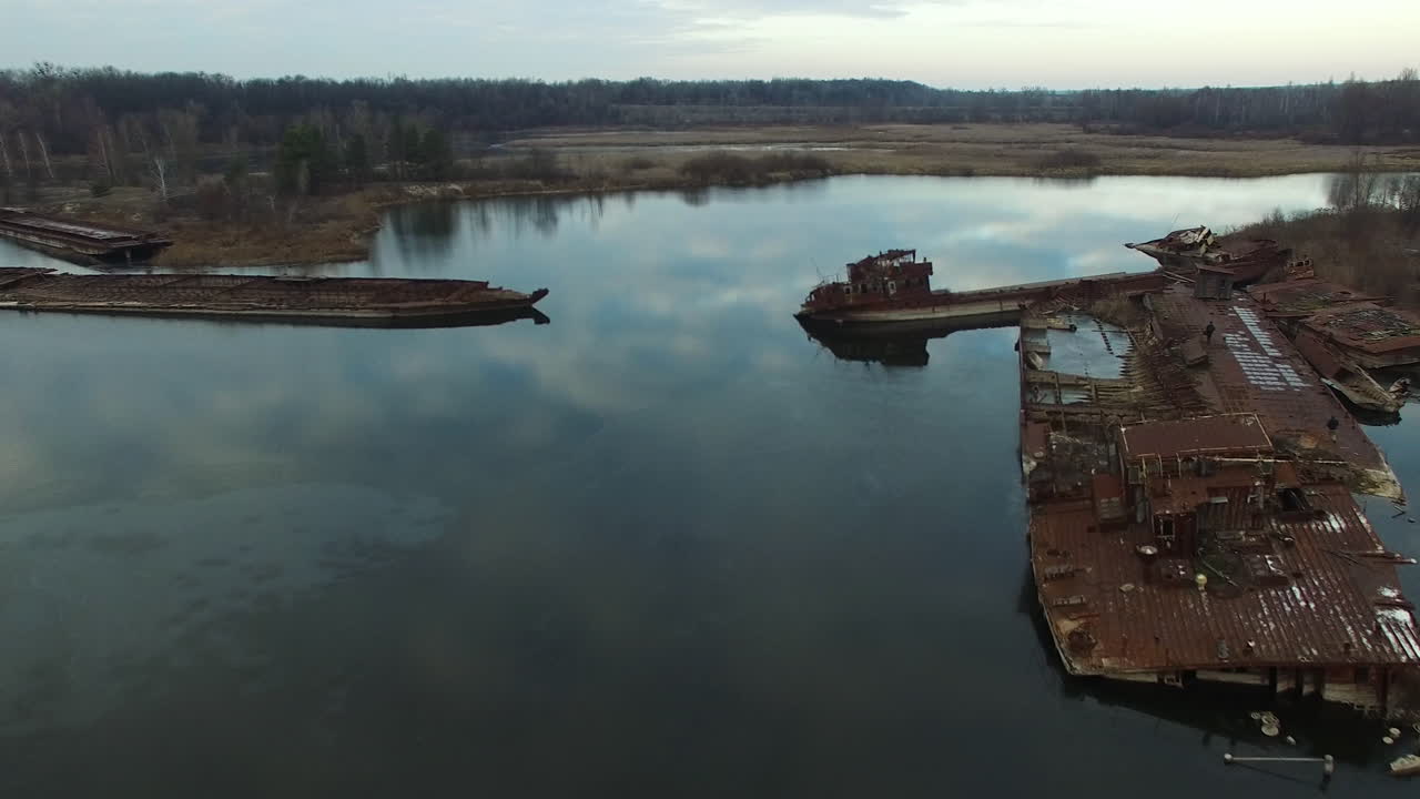 Filmato con drone di navi abbandonate e arrugginite nel cimitero navale di Chernobyl, Ucraina; un inquietante promemoria del disastro del 1986
