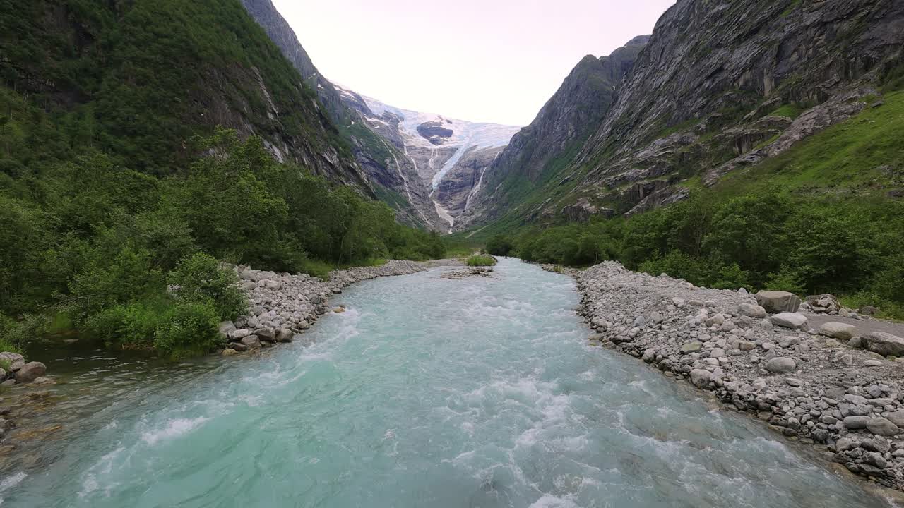 el glaciar kjenndalsbreen es una naturaleza hermosa, un paisaje natural de noruega.