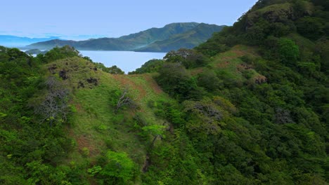 volando en un dron por encima de la cordillera en la isla de capones, playa de pundaquit. zambales, filipinas. por la mañana.