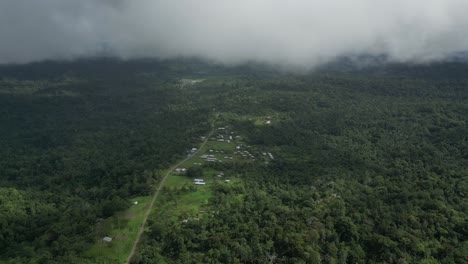 Luftdrohne,-Die-Durch-Die-Wolken-über-Einer-Abgelegenen,-Isolierten-Kleinen-Station-Mitten-Im-Tropischen-Dschungel-Von-Neuguinea-Fliegt