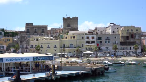 La-Hermosa-Ischia-Casamicciola,-Vista-Desde-El-Murciélago-Al-Entrar-En-El-Puerto