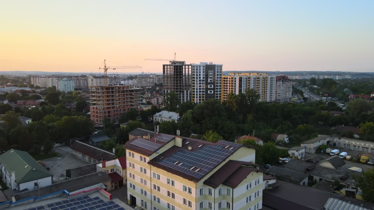 Vista aérea de painéis solares fotovoltaicos azuis instalados no telhado de um edifício industrial para a produção de eletricidade verde e ecológica. Conceito de energia sustentável.