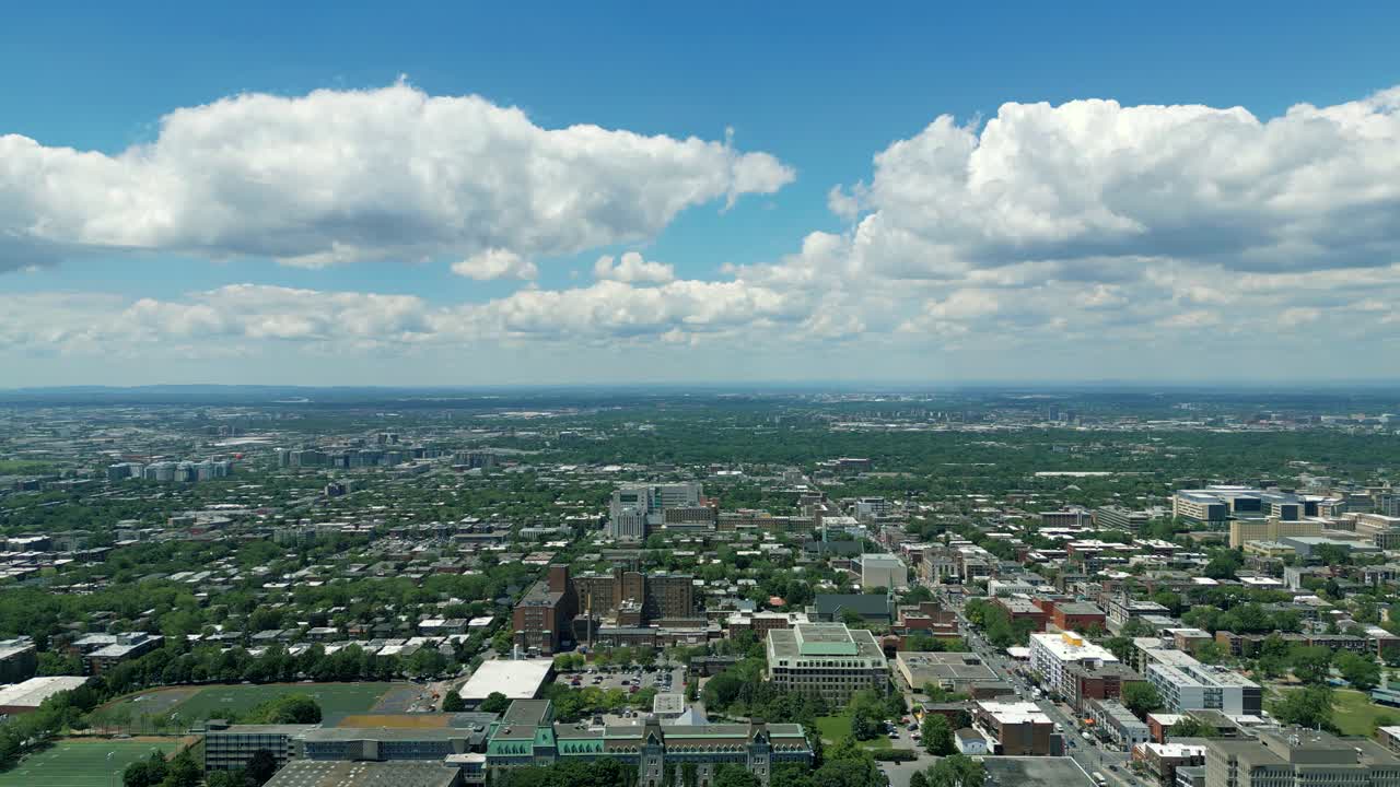 화창한 날 퀘벡 주 몬트리올에 있는 천문대 세인트 조셉 주변을 비행하는 드론의 4k 영화 도시 풍경 영상, 아름다운 파노라마 전망을 캡처하는 마운트 로얄 뒤에서