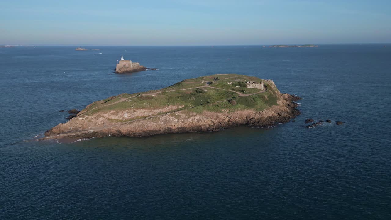 las islas de grand be y petit be en el fondo, saint-malo en gran bretaña, francia