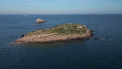 Grand-Be-Y-Petit-Be-Islas-En-El-Fondo,-Saint-Malo-En-Bretaña,-Francia