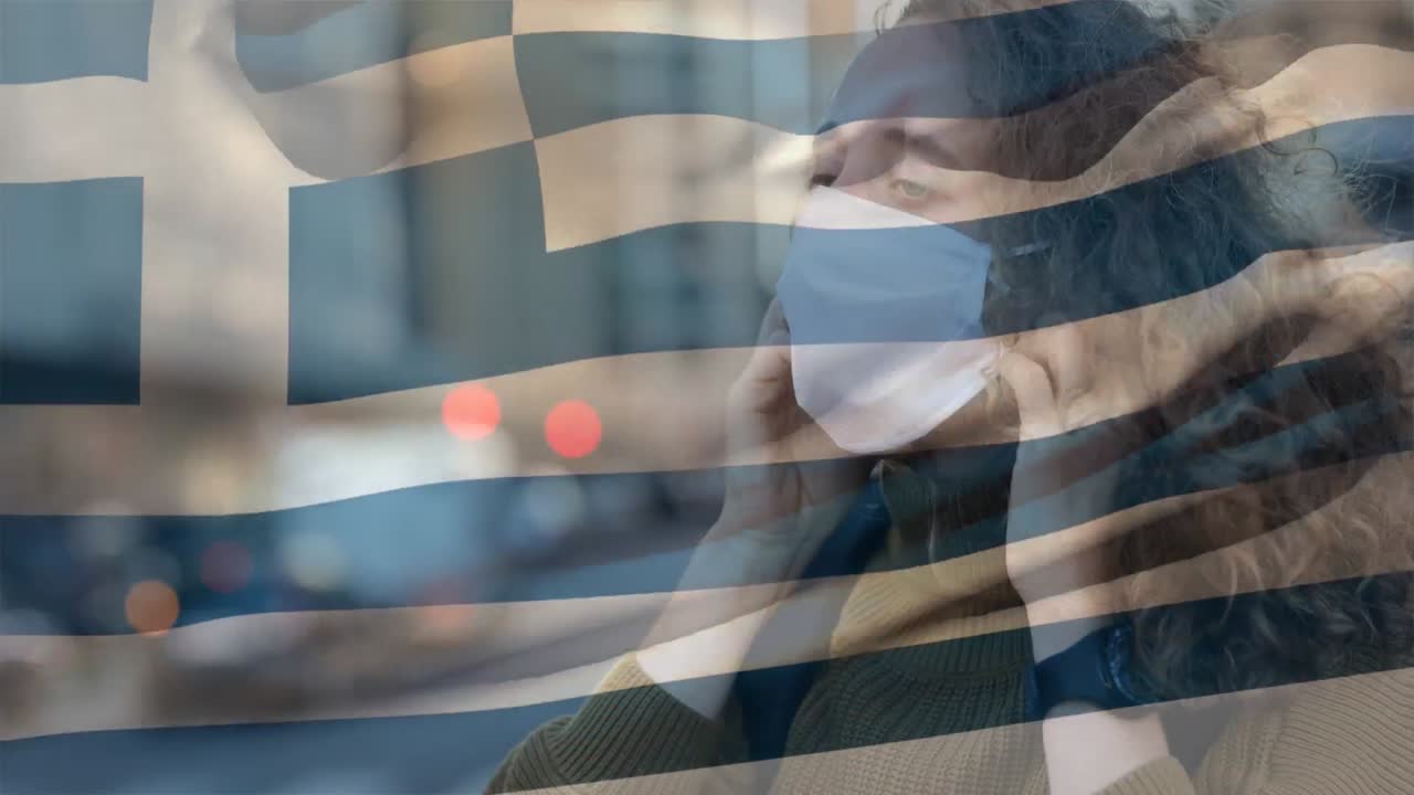 bandera griega ondeando contra una mujer con máscara facial