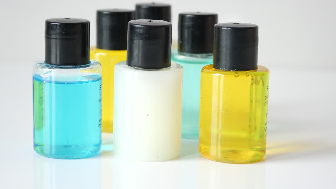 욕실 에 있는 여행 크기 의 화장품