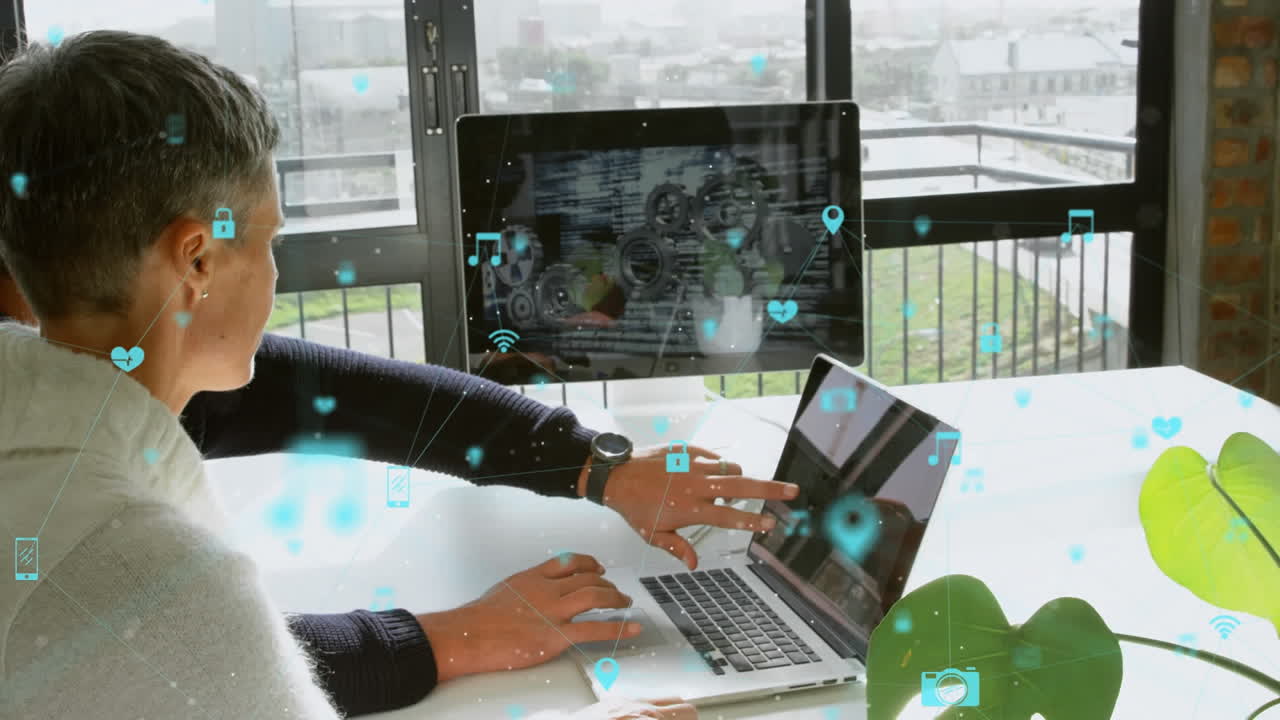 animación de aplicaciones móviles conectadas a través de ingenieros caucásicos discutiendo el proyecto a través de la computadora portátil en la oficina