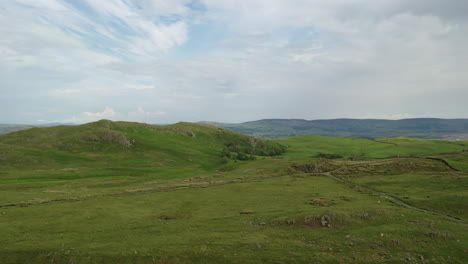 Paisaje-Aéreo-De-Verdes-Colinas-En-La-Campiña-Inglesa-En-Un-Día-Soleado