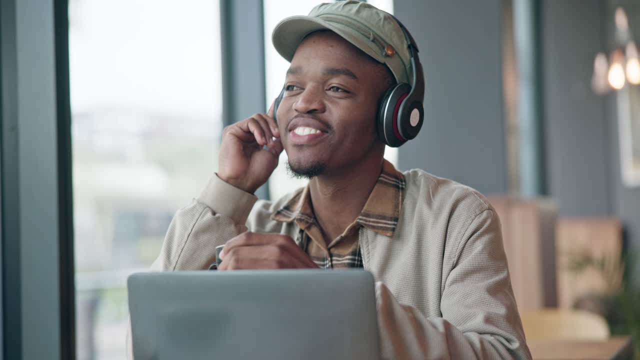 hombre, café y auriculares o portátil en la cafetería