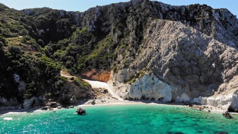 agua prístina y acantilados boscosos en la playa de agia eleni en paliki, isla de kefalonia, grecia