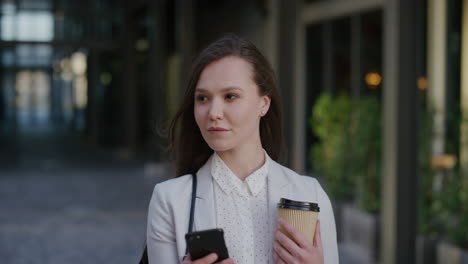 Retrato-Joven-Hermosa-Mujer-De-Negocios-Usando-Un-Teléfono-Inteligente-En-La-Ciudad-Disfrutando-De-Relajarse-En-El-Almuerzo-Enviando-Mensajes-De-Texto-Navegando-Mensajes-Sosteniendo-Café-En-Cámara-Lenta-Estilo-De-Vida-De-Ocio