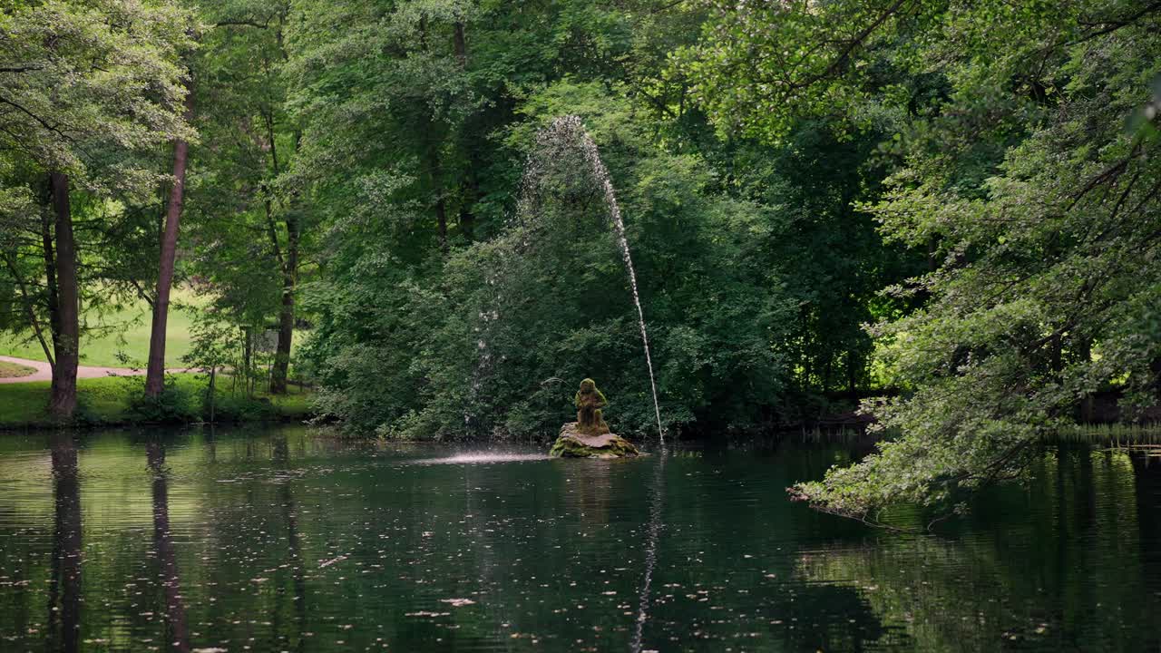 중간 에 돌 동상 이 있는 연못 에 있는 분수 는 뜨거운 여름 에 이곳 에 사는 동물 들 을 위해 물 을 산소화 한다