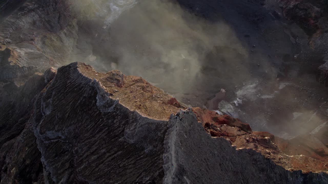 Denso fumo vulcanico che si innalza dal cratere del Monte Agung sotto un cielo nuvoloso, Indonesia all'alba