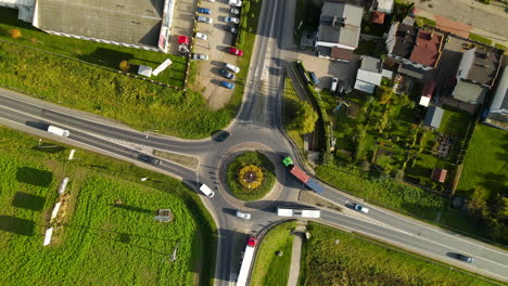 Vehículos-Circulando-En-La-Rotonda-En-Un-Día-Soleado-En-Lubawa,-Polonia