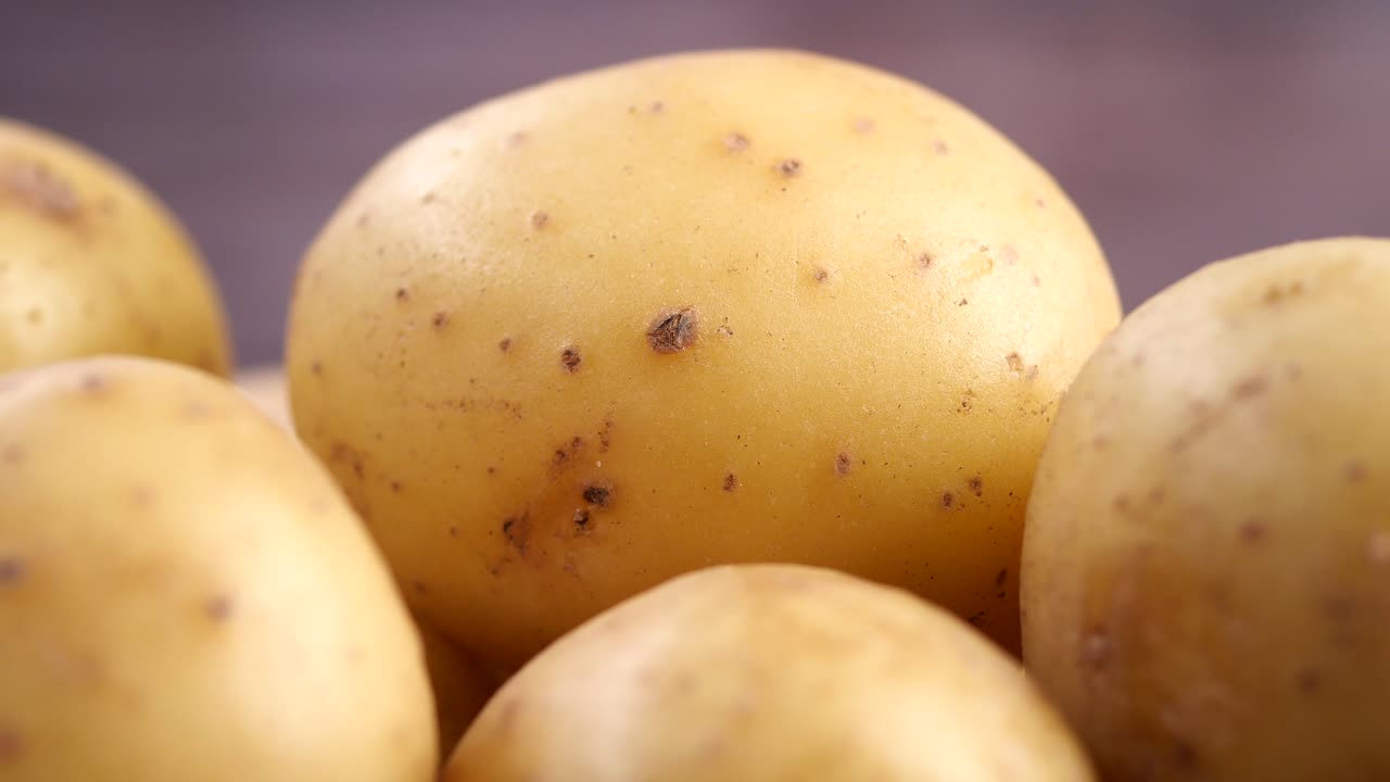 Primo piano di patate fresche crude.