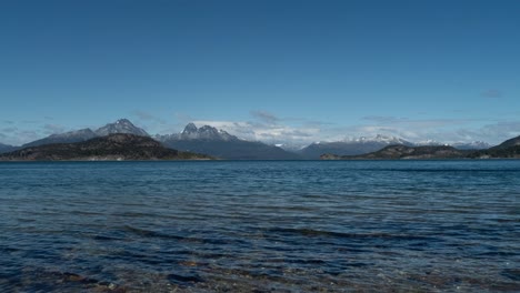 Timelapse-De-Paisaje-Marino-Y-Montañas-En-Tierra-Del-Fuego,-Argentina