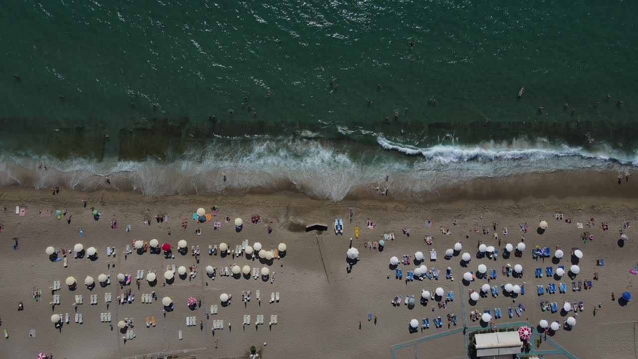 люди купаются на пляже.