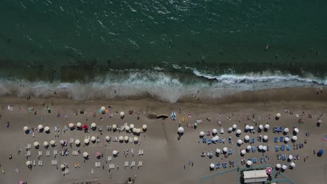 Gente-Tomando-El-Sol-En-La-Playa