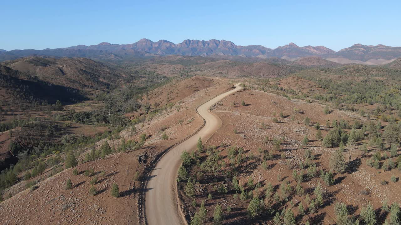 vista aérea de la carretera escénica, en el interior natural de australia, colinas del valle de bunyeroo, australia