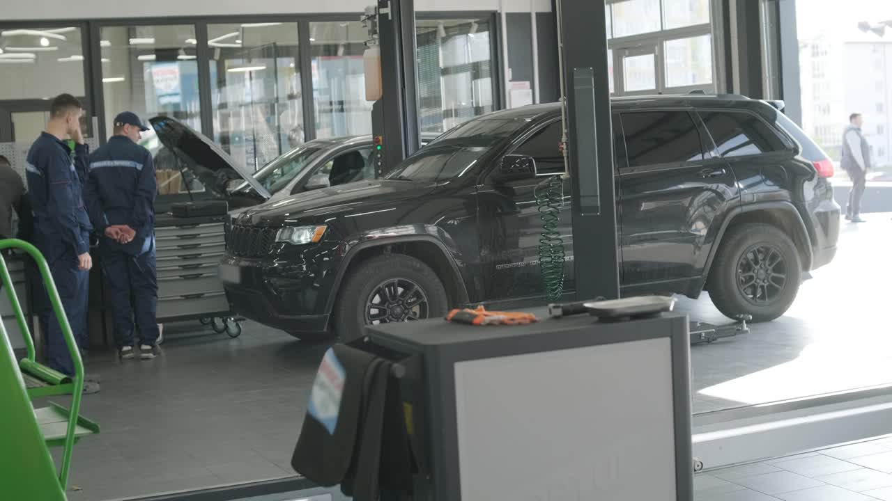 차고에서 자동차 수리